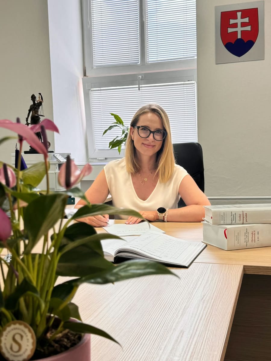 JUDr. Jana Madajová, LL.M. za pracovným stolom v notárskom úrade