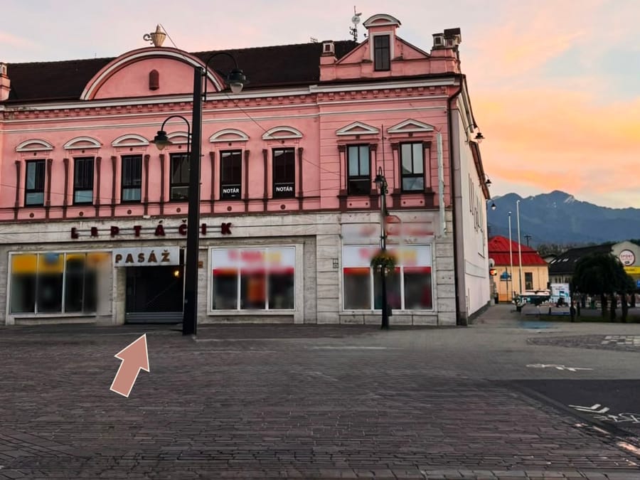 Budova Liptáčik z námestia, šípka ukazuje na vchod do pasáže pod nápisom PASÁŽ