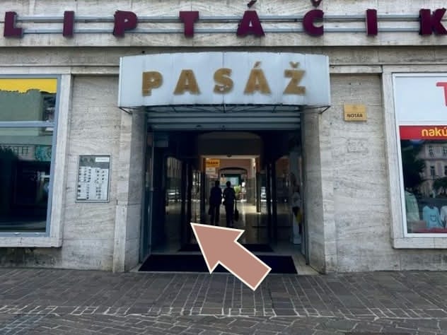 Vchod do Pasáže Liptáčik, šípka ukazuje na presklené dvere pod nápisom PASÁŽ