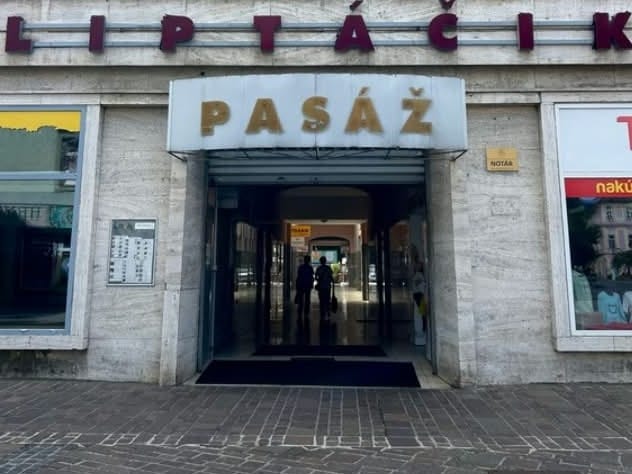 Vchod do Pasáže Liptáčik z námestia pod nápisom PASÁŽ